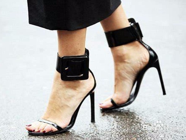 穿高跟鞋时的正确走路姿势是怎样的？