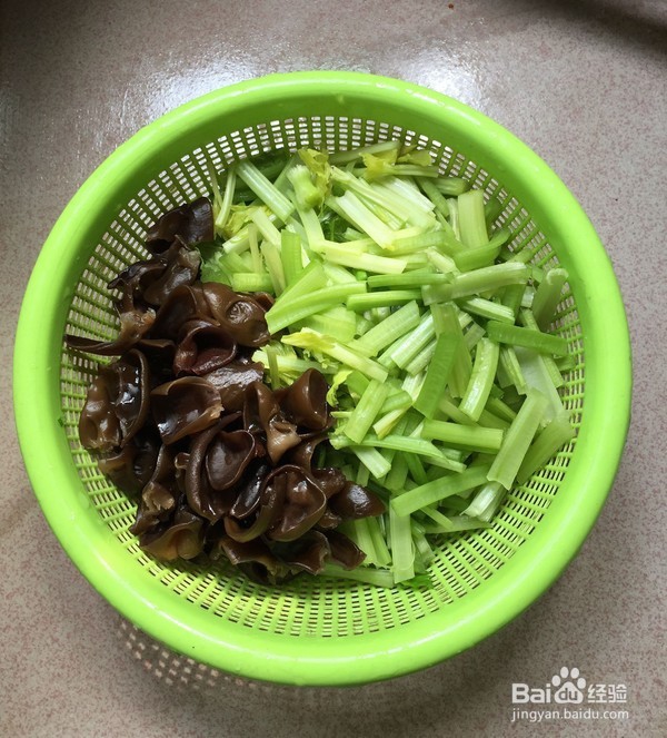芹菜黑木耳炒鸡蛋做法