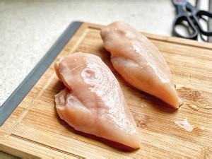蒜香煎鸡胸肉的做法