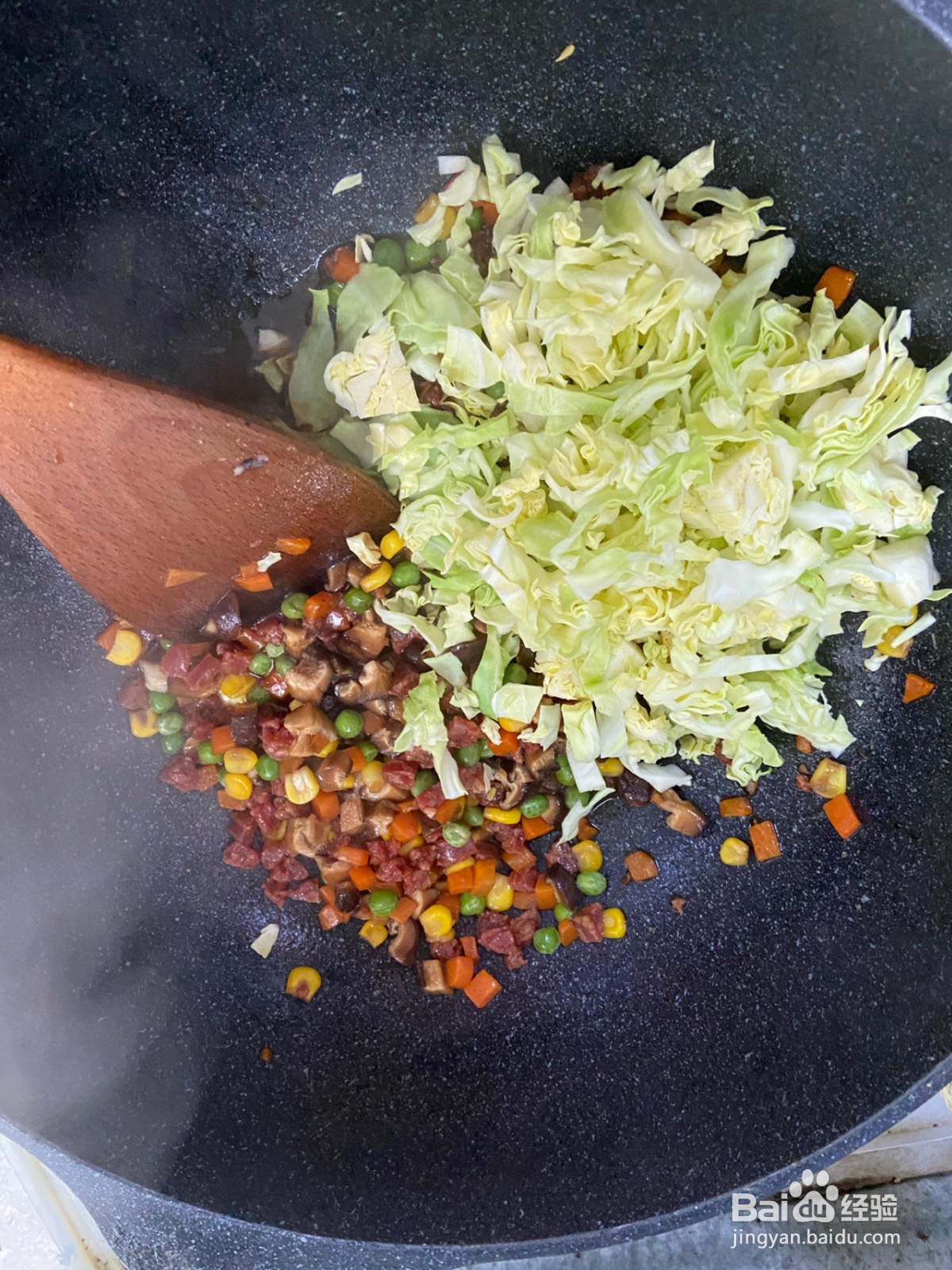 腊肠包菜什锦焖饭的做法