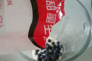 蓝莓奶昔的做法