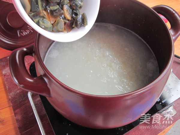 砂锅皮蛋瘦肉粥