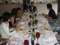 应遵守的几项用西餐时位次排列的规则