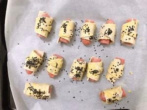 手抓饼烤肠卷,酥脆口感美味无比