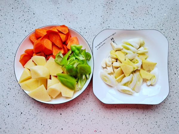 家常土豆炖鸡块