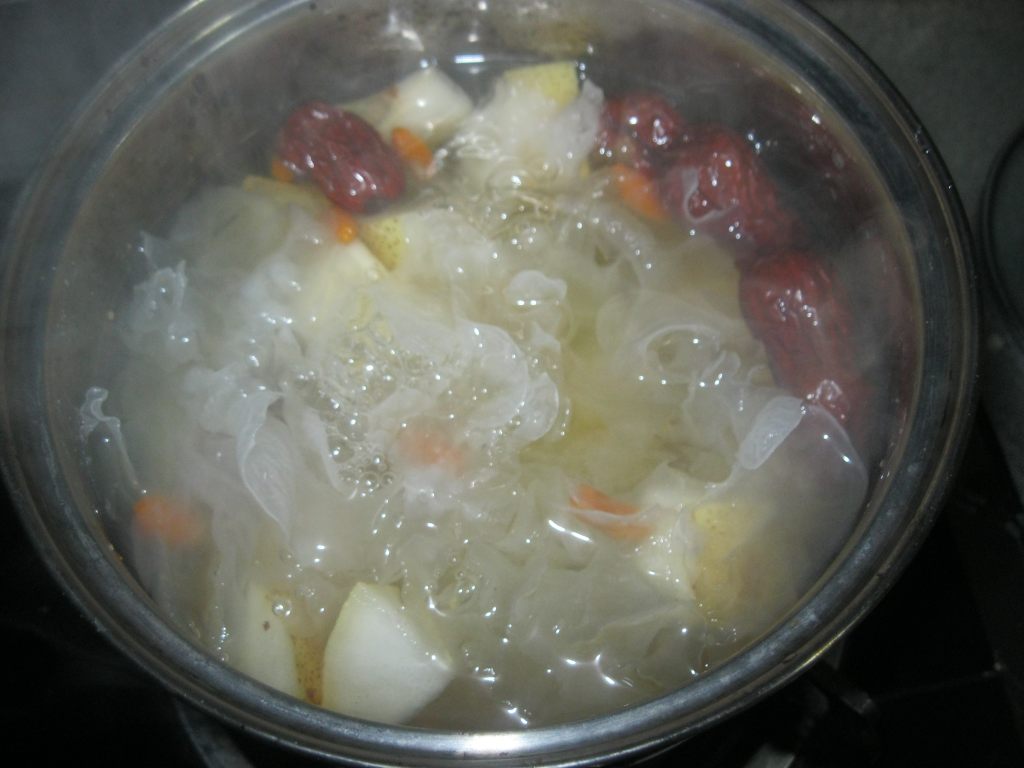 教你快速学会制作银耳雪梨汤