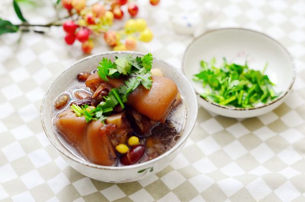 五谷猪蹄莲藕汤