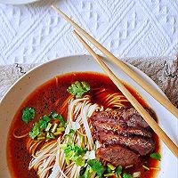 快来一起学做简单又美味的牛肉汤面吧！