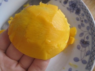 芒果牛奶布丁(附取芒果肉方法)