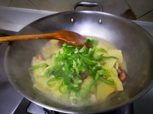 腊肉土豆片的做法