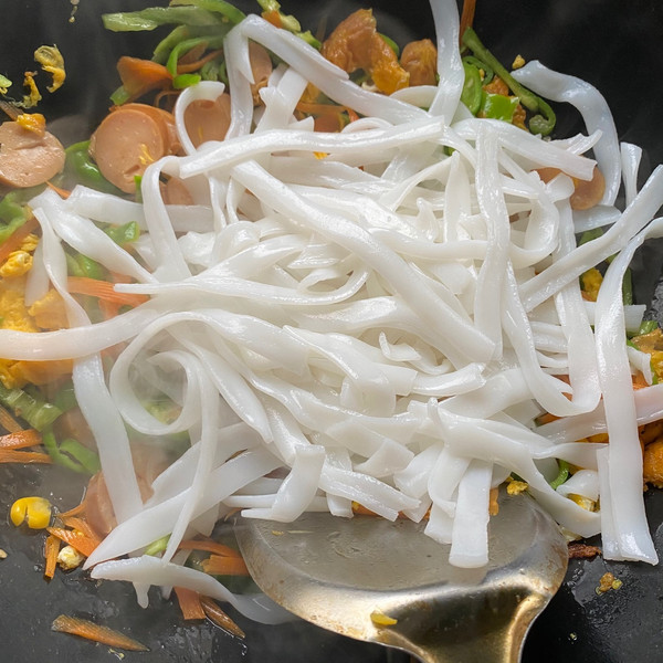 咖喱酱鸡蛋玉米热狗肠炒河粉