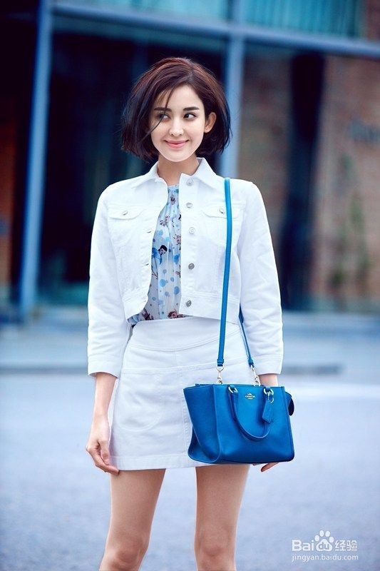 女星机场照大秀美腿“裙短”尺寸大PK,刘诗诗美