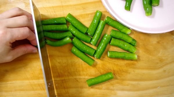 家常青椒回锅肉