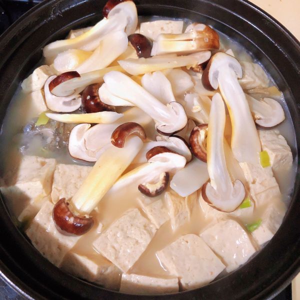松茸豆腐鲫鱼汤