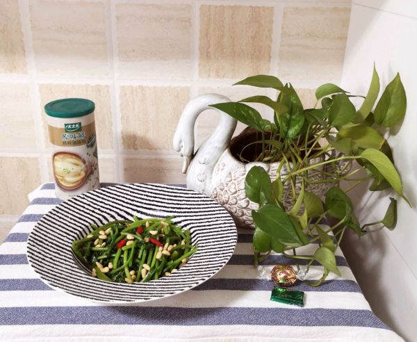 松仁枸杞拌茼蒿