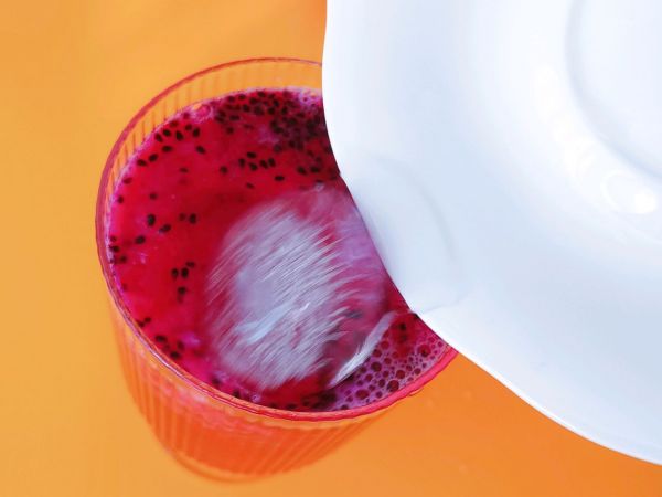 火龙果蜜桃气泡水