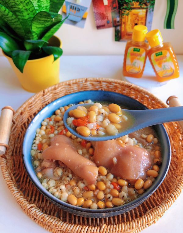 黄豆薏米猪蹄汤