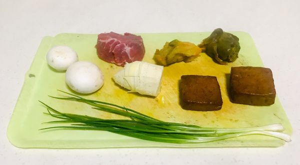 蘑菇冬笋榨菜肉丝炒豆干