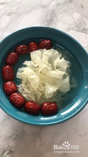 清热润肺的银耳雪梨红枣汤