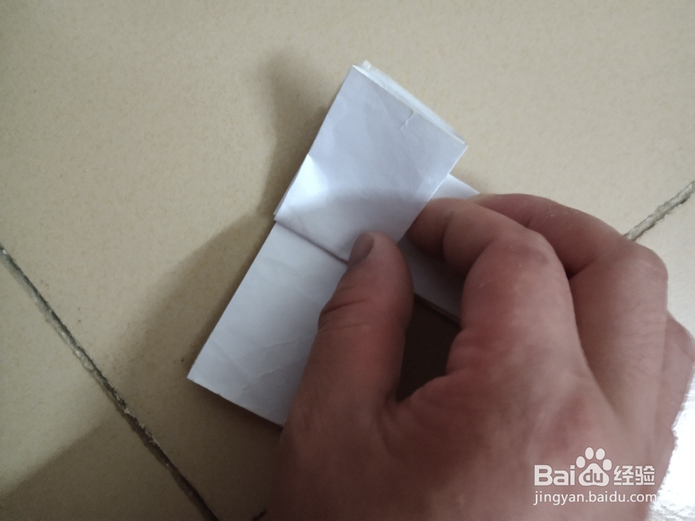 小时的玩具纸手枪