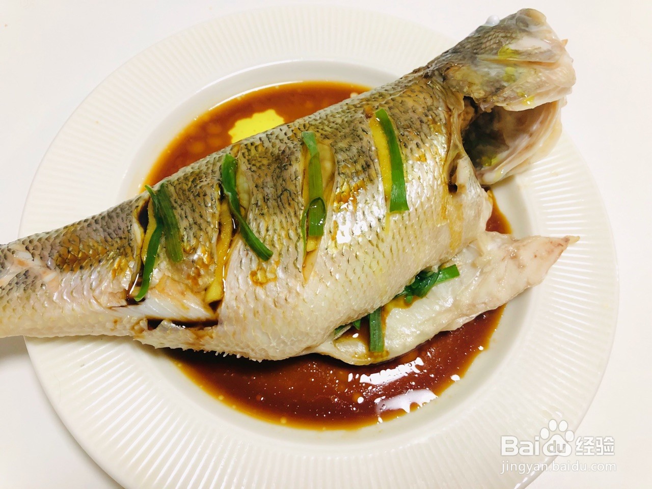 如何制作一份清蒸鲈鱼？