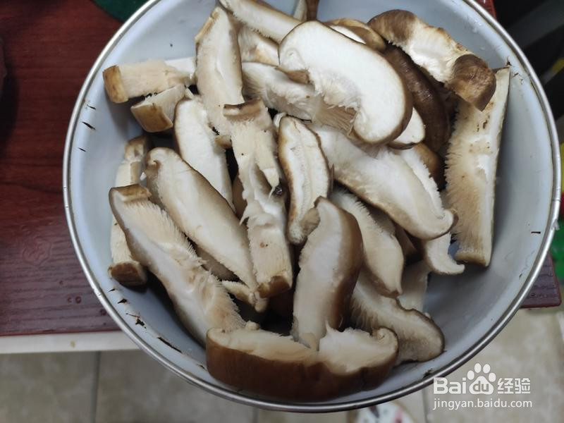 香菇青菜排骨粥的做法