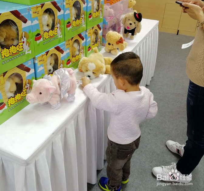 孩子非要买玩具时，家长应该怎么办？