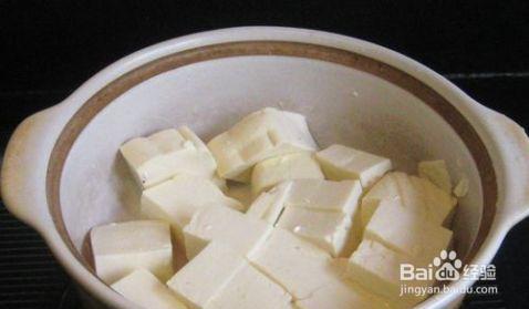 一步步做馋嘴的梭子蟹胡萝卜豆腐汤