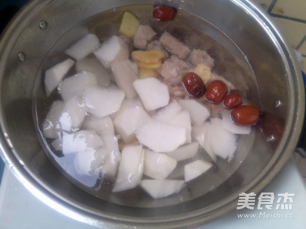 白萝卜排骨汤