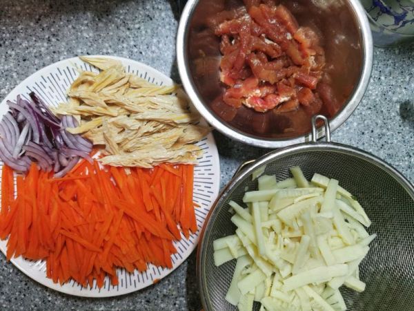 冬笋胡萝卜炒腐竹肉丝