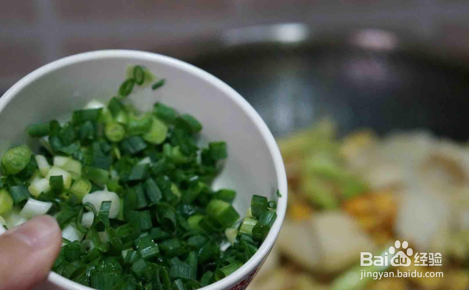 一步步做好吃的油渣花菜炒年糕