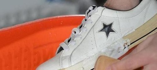 小苏打加白醋洗鞋步骤