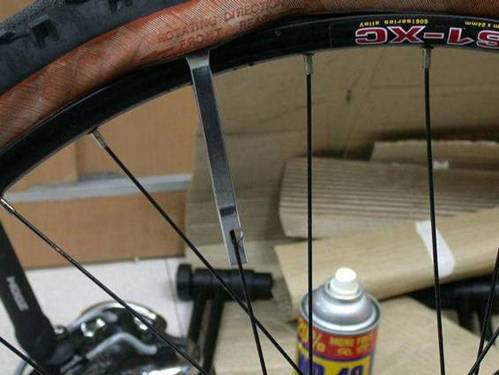 怎样正确地撬胎