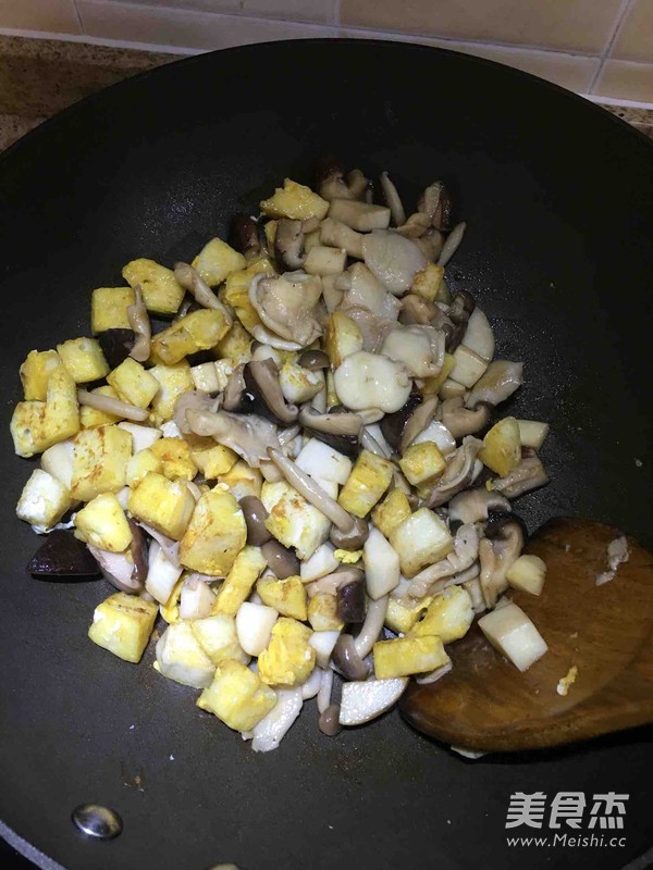茄汁蘑菇炒面包