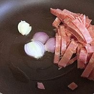 制作培根奶酪意面