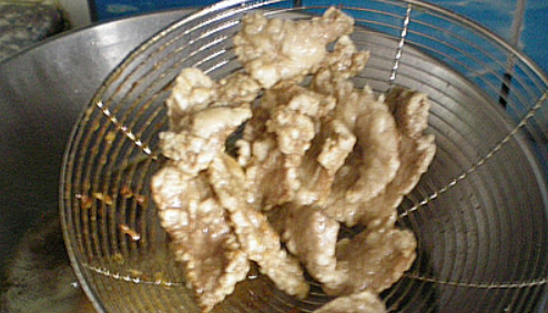 求锅包肉的家常做法视频。