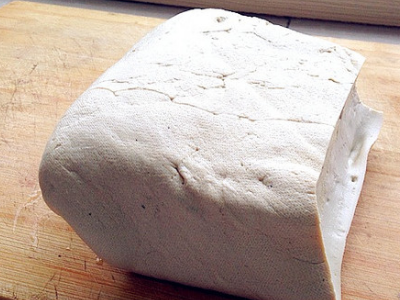 豆腐乳制作时发黄变粘稠正常吗