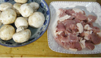 圆菇炒肉的做法