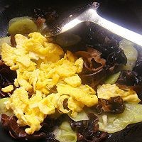 美白肌肤的佳品黄瓜木耳炒鸡蛋