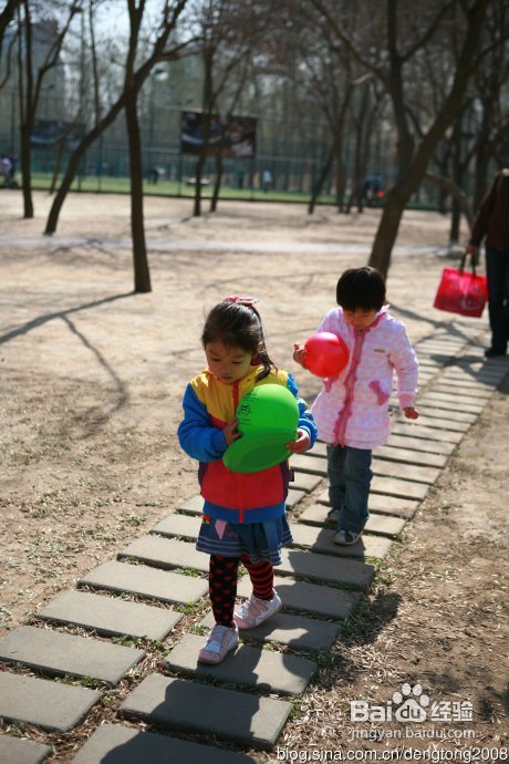 朝阳公园寻春的小孩