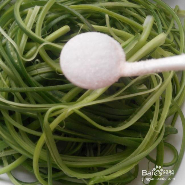 应该这样做油泼手撕蒜苔