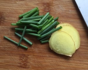 油爆小河虾的美味做法