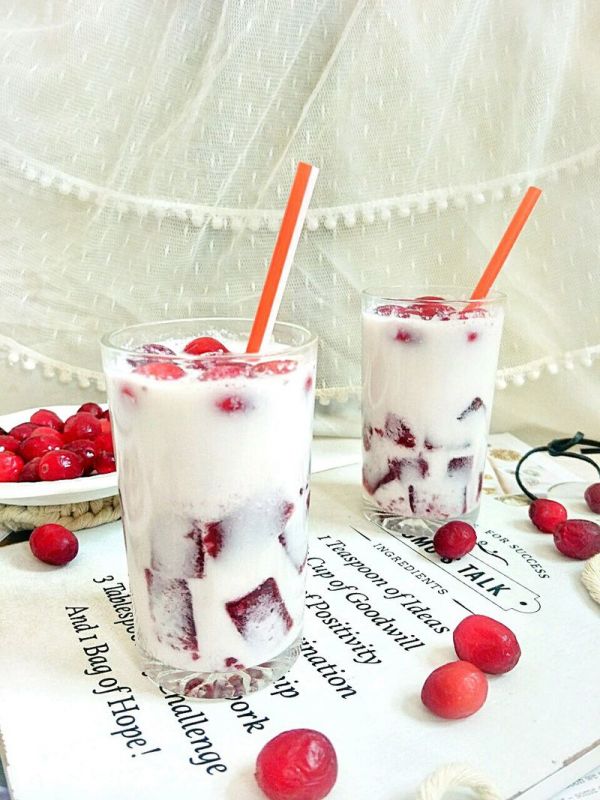 酸爽可口蔓越莓果冻奶