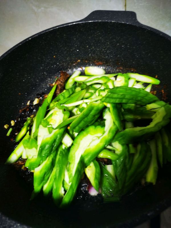 豆豉鲮鱼炒苦瓜