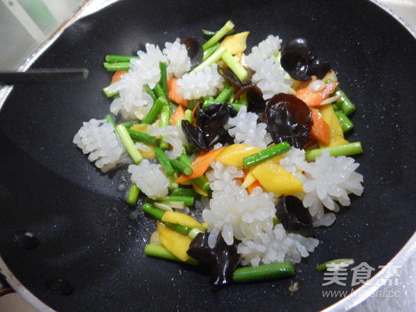 蒜苔炒鱿鱼的做法