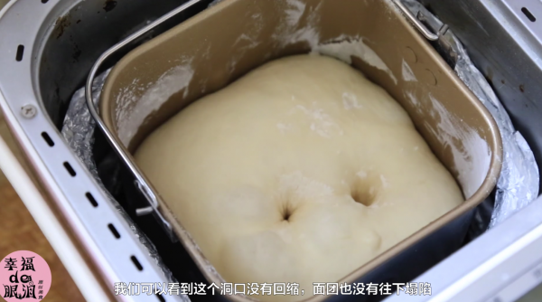 蛋黄肉松拉丝软欧包