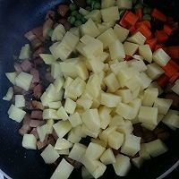 怎么做美味的腊肉土豆焖饭