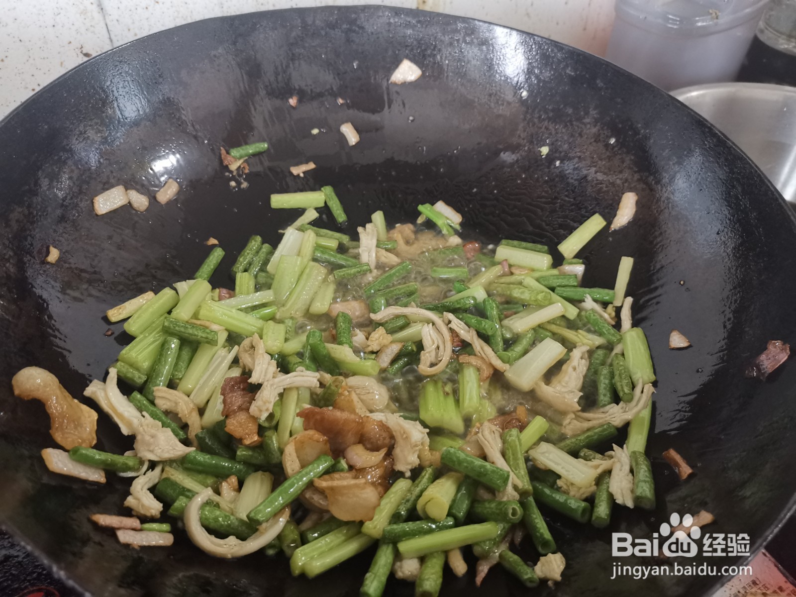 猪肥膘炒豇豆芹菜段