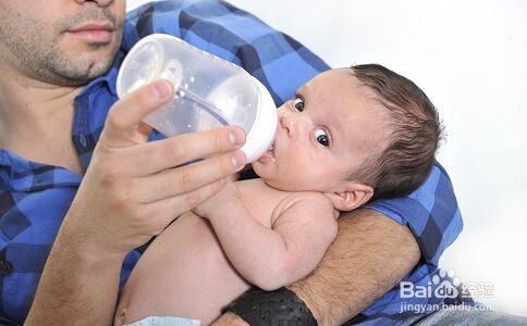 婴儿为什么会吐奶