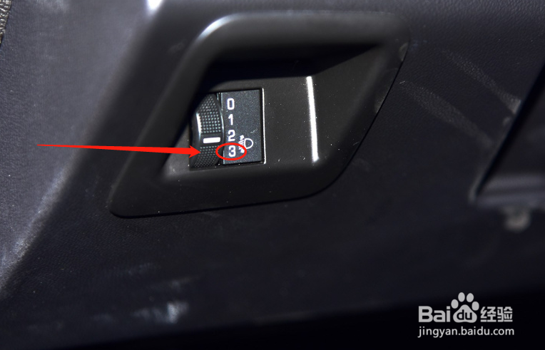 雪佛兰科迈罗汽车灯光高度怎么调节